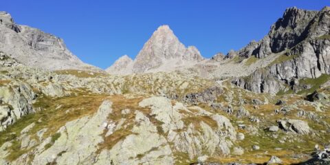 A sx della cresta il colletto da cui parte la via