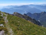 La lunga cresta sulla quale corre la ferrata ripresa dalla fine