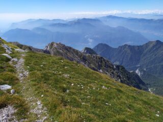 La lunga cresta sulla quale corre la ferrata ripresa dalla fine