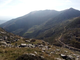 Il nastro e le volute del tratto superiore della strada, dopo l'alpe Sella.