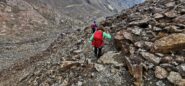 in discesa dalla stazione di arrivo della funivia Pejo 3000 verso il pianoro detritico di quota 2800 m
