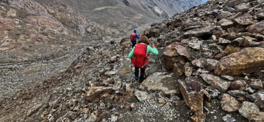 in discesa dalla stazione di arrivo della funivia Pejo 3000 verso il pianoro detritico di quota 2800 m