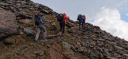 salendo lungo il sentiero 138 verso il crestone SE dove si snoda il sentiero per raggiungere il Rifugio Mantova