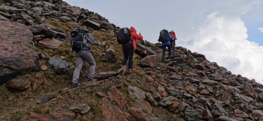 salendo lungo il sentiero 138 verso il crestone SE dove si snoda il sentiero per raggiungere il Rifugio Mantova