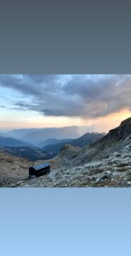 Il Bivacco Rivolta dall'attacco della cresta