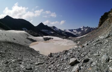 Il laghetto glaciale sotto il colle