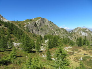 Dietro il Bert, il Monte Baret, col Monviso sullo sfondo