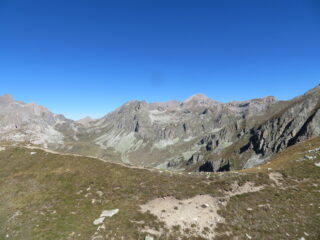 Vista sul vallone del Maurin, con il M. Maniglia a ds.