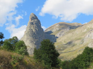 La Rocca Provenzale, con il M. Eighier alle spalle