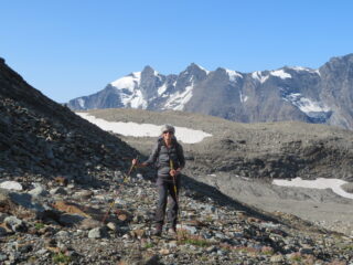 In salita sulle pietraie. Sfondo Grande Sassiere.