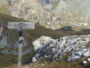 dal col du Salvè si vedono il rifugio e l'oratorio di Cuney