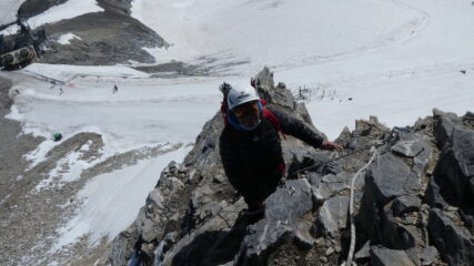 salendo lungo lo sperone roccioso...04