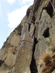 L5 visto dalle doppie: sul fessurino vicino allo spigolo si vedono luccicare gli unici spit della via...