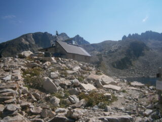 rifugio e cresta Savoia dal lago Portette