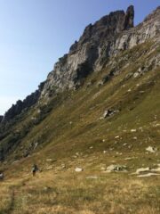 Salendo i pratoni sotto la Testa dell' Orso