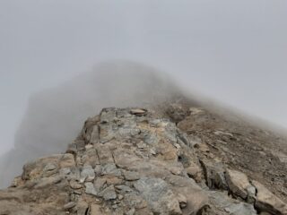 Punto di ritorno. Ma lì di fronte nascosta ci dovrebbe essere la Grande Rochere