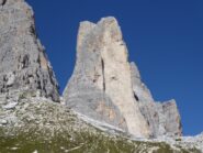 Il versante SO della Cima Piccola. La Via Normale, dopo l'avancorpo, sale direttamente alla sella Cima ed Anticima.