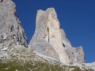 Il versante SO della Cima Piccola. La Via Normale, dopo l'avancorpo, sale direttamente alla sella Cima ed Anticima.