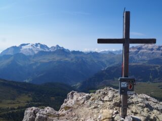 La croce di vetta con la Marmolada.