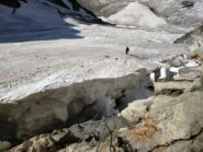 Calata obliqua dentro al crepaccio per uscire dalla ferrata.