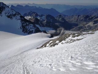 Ghiacciaio sopra il rifugio in ottime condizioni.