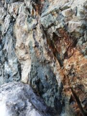 I cordini da prendere con la picca per arrivare alla ferrata.