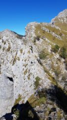 Traversata arco cone vetta sullo sfondo