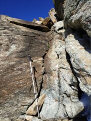 Passo chiave del crestone ovest dopo le placche appoggiate: 2 pietre incastrate nella fessura fanno da gradino.