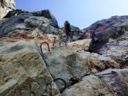 Sulla ferrata. Il bollo rosso che permette di vedere l'attacco dal basso se non presente la traccia.