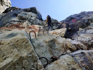 Sulla ferrata. Il bollo rosso che permette di vedere l'attacco dal basso se non presente la traccia.