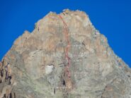Percorso di massima (in rosso), in bianco le varianti. Pallini rossi per le soste a fix, blu per quelle a chiodi