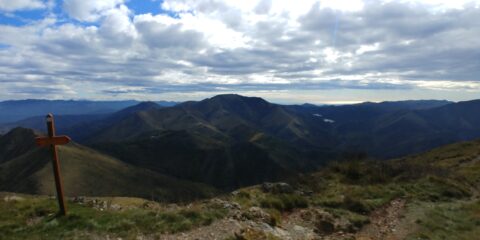 panorama dalla vetta verso il monte delle Figne e il mare