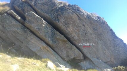 La scritta che indica il sentiero di salita dopo l'Alpe Vaccarezza inferiore