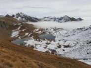 Dal colle Brenguez mare di nubi sotto i laghi