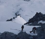 Una cordata sta per raggiungere le rocce della vetta.