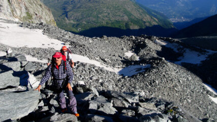 Luigi e Massimo in salita lungo la morena dell'Homattugletscher