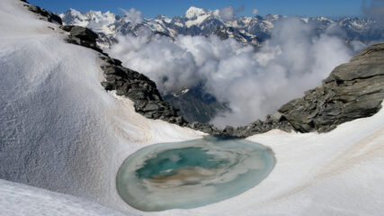 il piccolo e splendido laghetto glaciale sotto la Cima Centrale del Breithorn