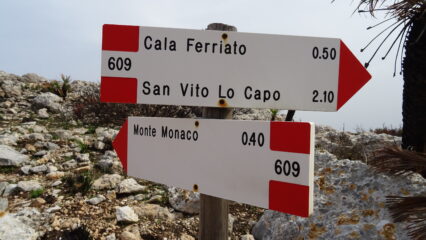 Indicazioni per Cala Firriato e prosecuzione dell'anello.