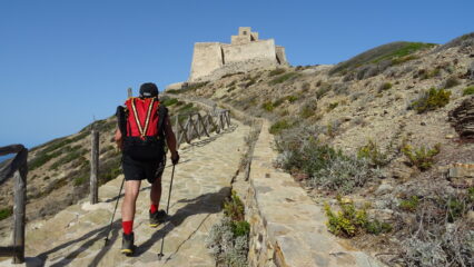 Saliamo la turistica strada che porta al vecchio castello.