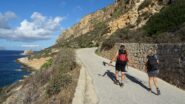 Ci incamminiamo lungo la strada che porta verso il Faraglione. 