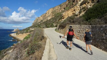 Ci incamminiamo lungo la strada che porta verso il Faraglione. 
