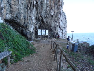 Arriviamo alla Grotta del Genovese, la troviamo chiusa.