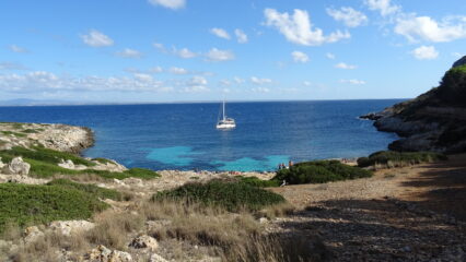 Scendiamo a Cala Minnola.