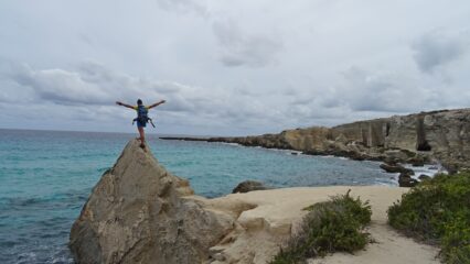 Costeggiamo Cala Rossa sul bel sentiero sotto costa che traversa le cave.
