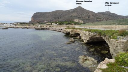 Arrivati a Cala Calamoni si rientra a Favignana paese dove finisce il giro della costa est.