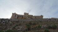 Pochi metri sotto il castello.