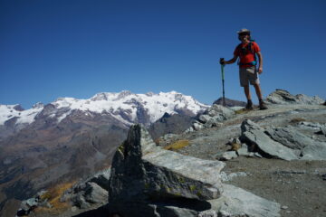 In vetta al Corno Bussola, sullo sfondo i ghiacciai di Verra, Castor, Felix e Lys.