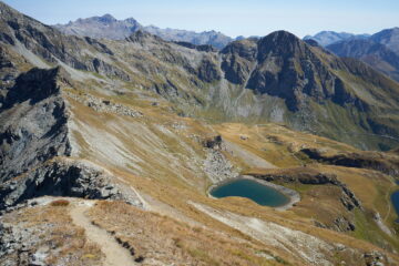 Vista da Punta del Lago. Da sinistra: cresta verso Punta Palasina, dietro Punta Valfredda, scorrendo a destra Punta Valnera e Monte Bieteron. Sotto Lago Coliou