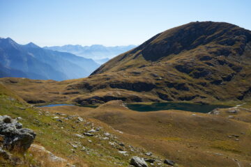 In discesa verso Lago della Battaglia.  Dietro Monte Quiapa