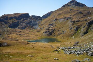 Lago Pocia, dietro Colletto Bringuez e sulla destra Punta Cris